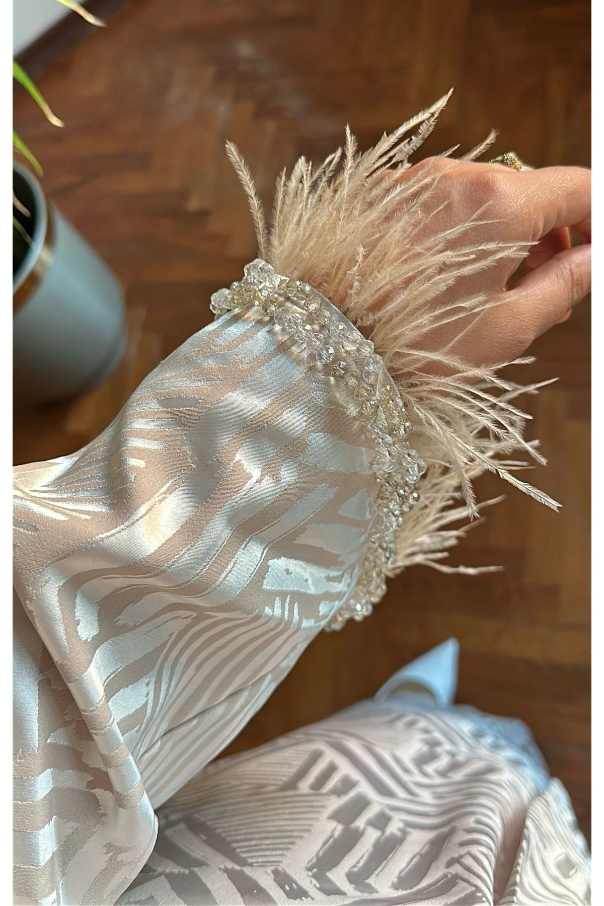Taş ve Tüy Detaylı Elbise